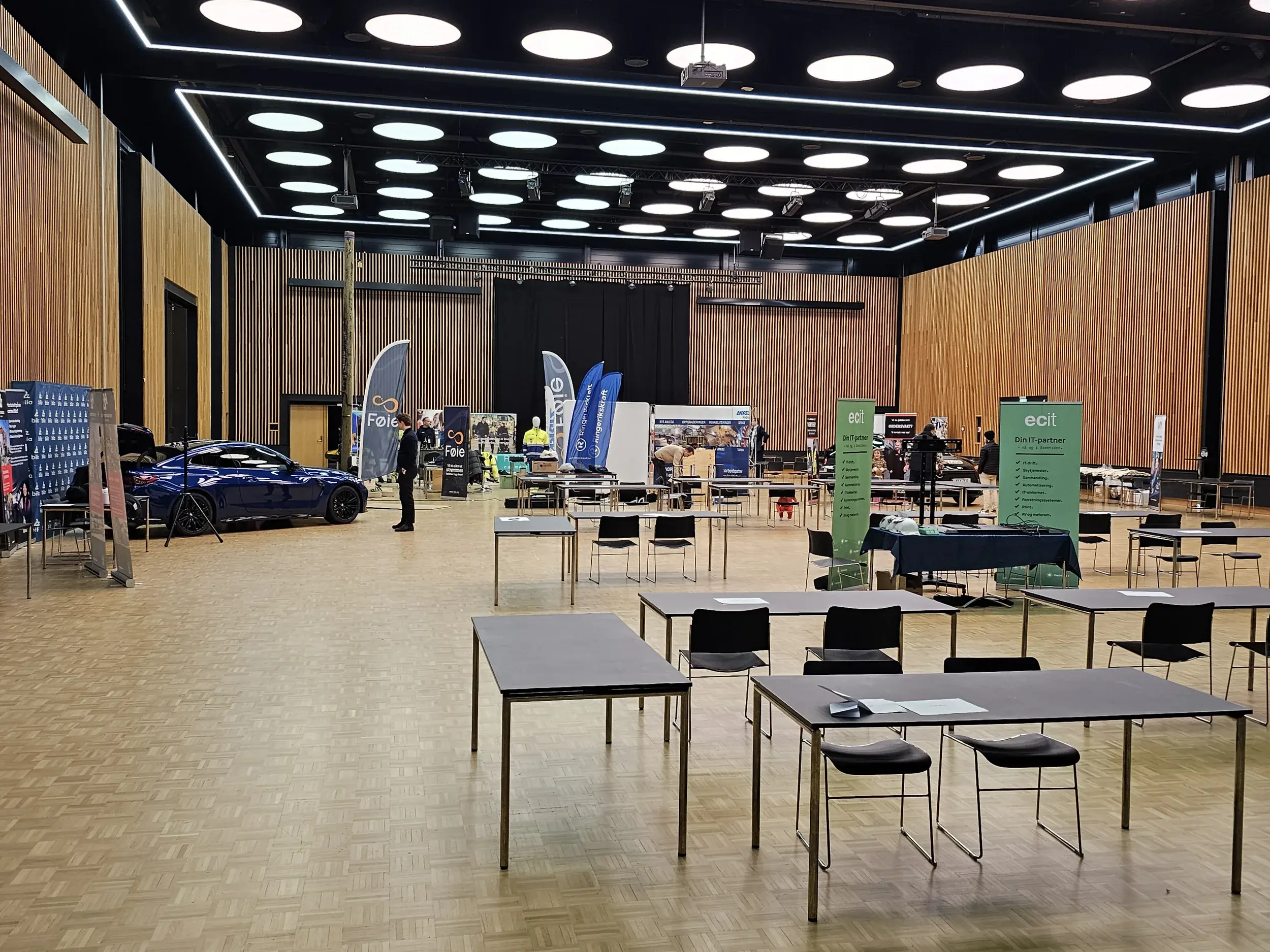 Bord, stoler og standmateriell under rigging i Sundvolden Hall