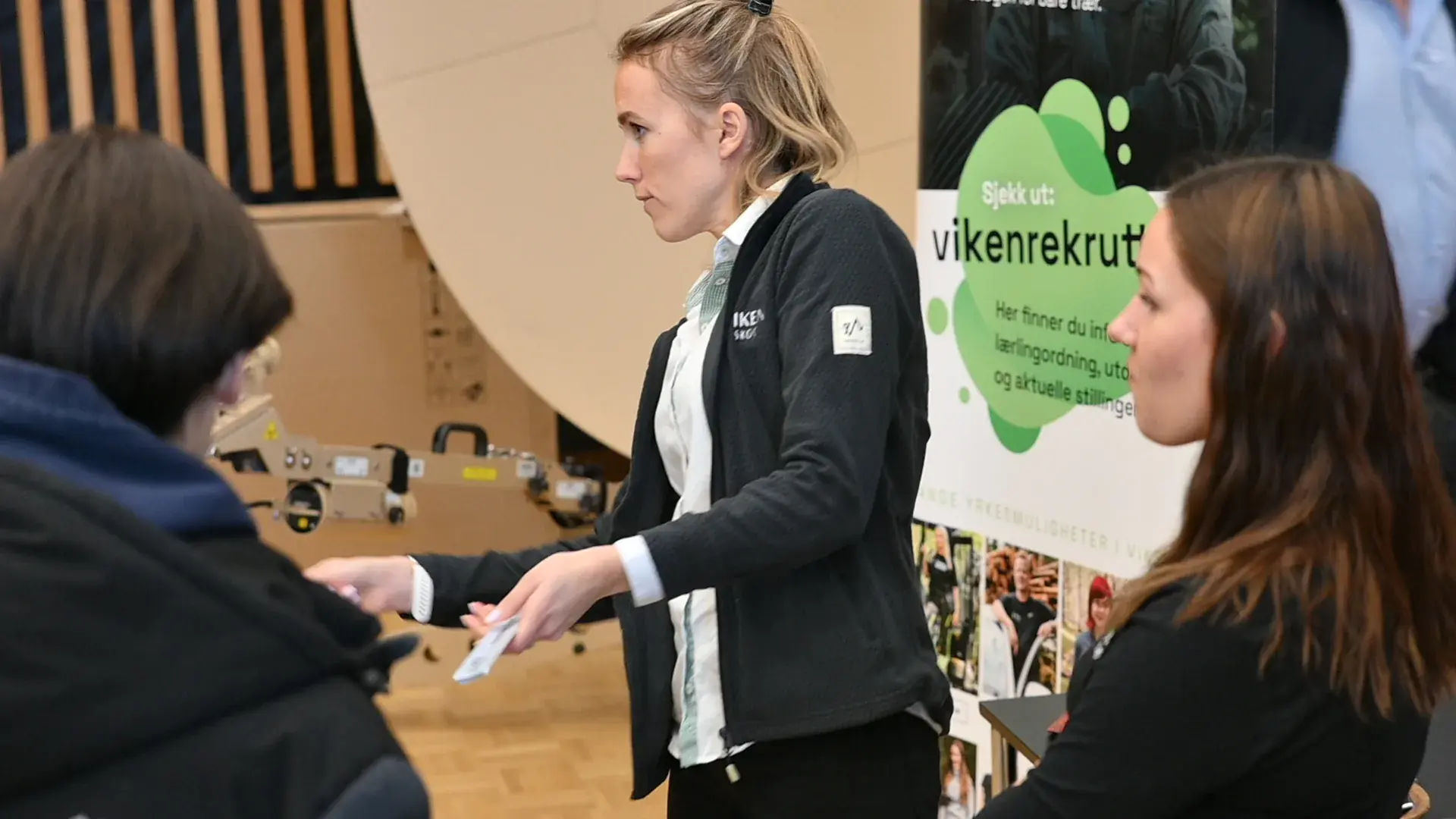 Besøkende i samtale med en representant fra Viken Skog