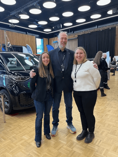 Tre av medlemmene i arrangementskomiteen samlet i messehallen