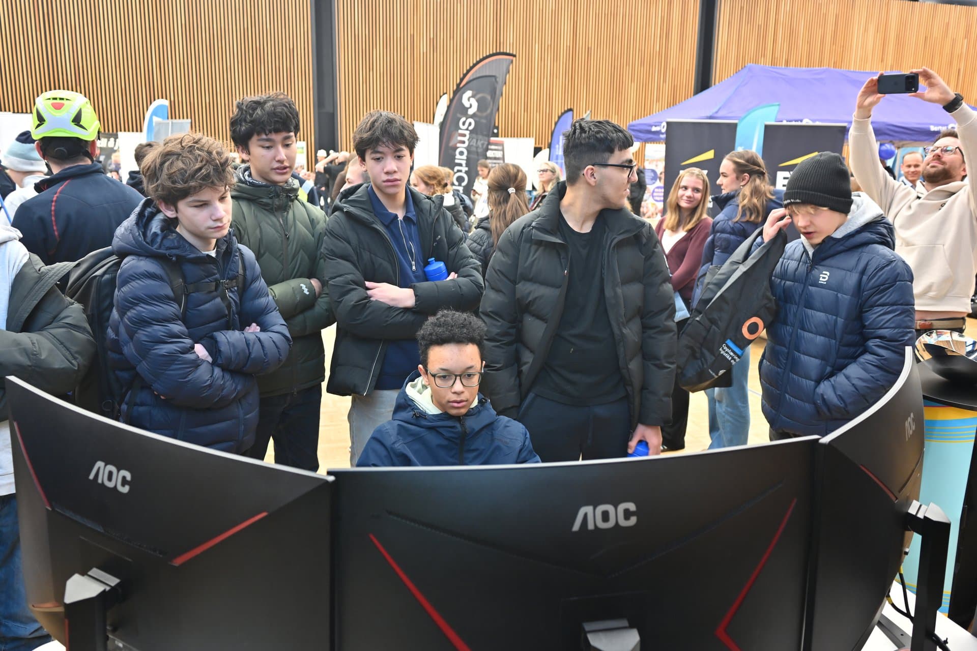 Ungdom samlet rundt en simulator