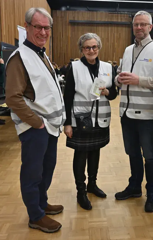 Svein Eystein Lindberg, Lisbet Grøvdal og Bjørn Solhjem i Rotary-vester i messehallen