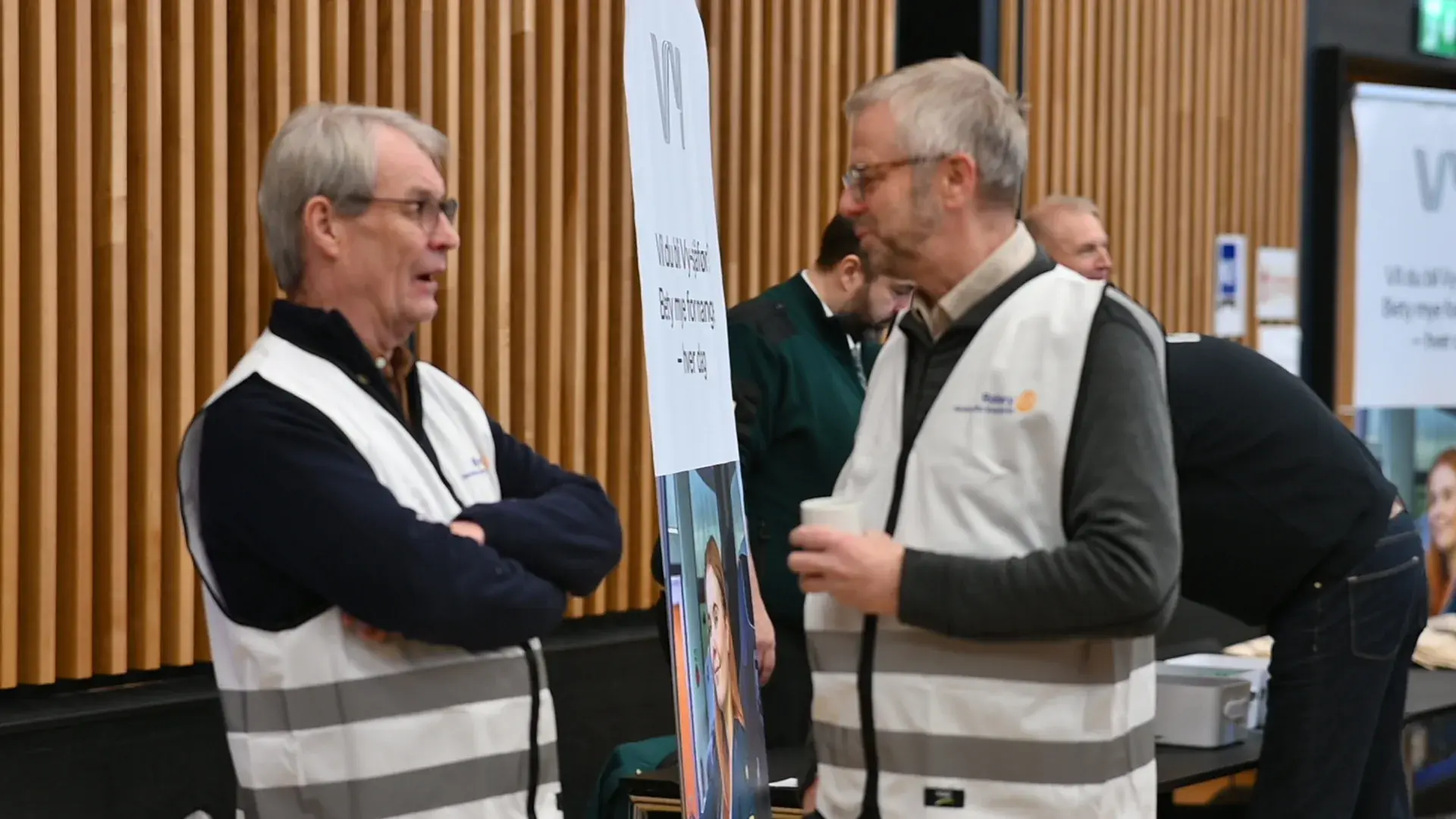 To Rotary-verter i samtale på messen