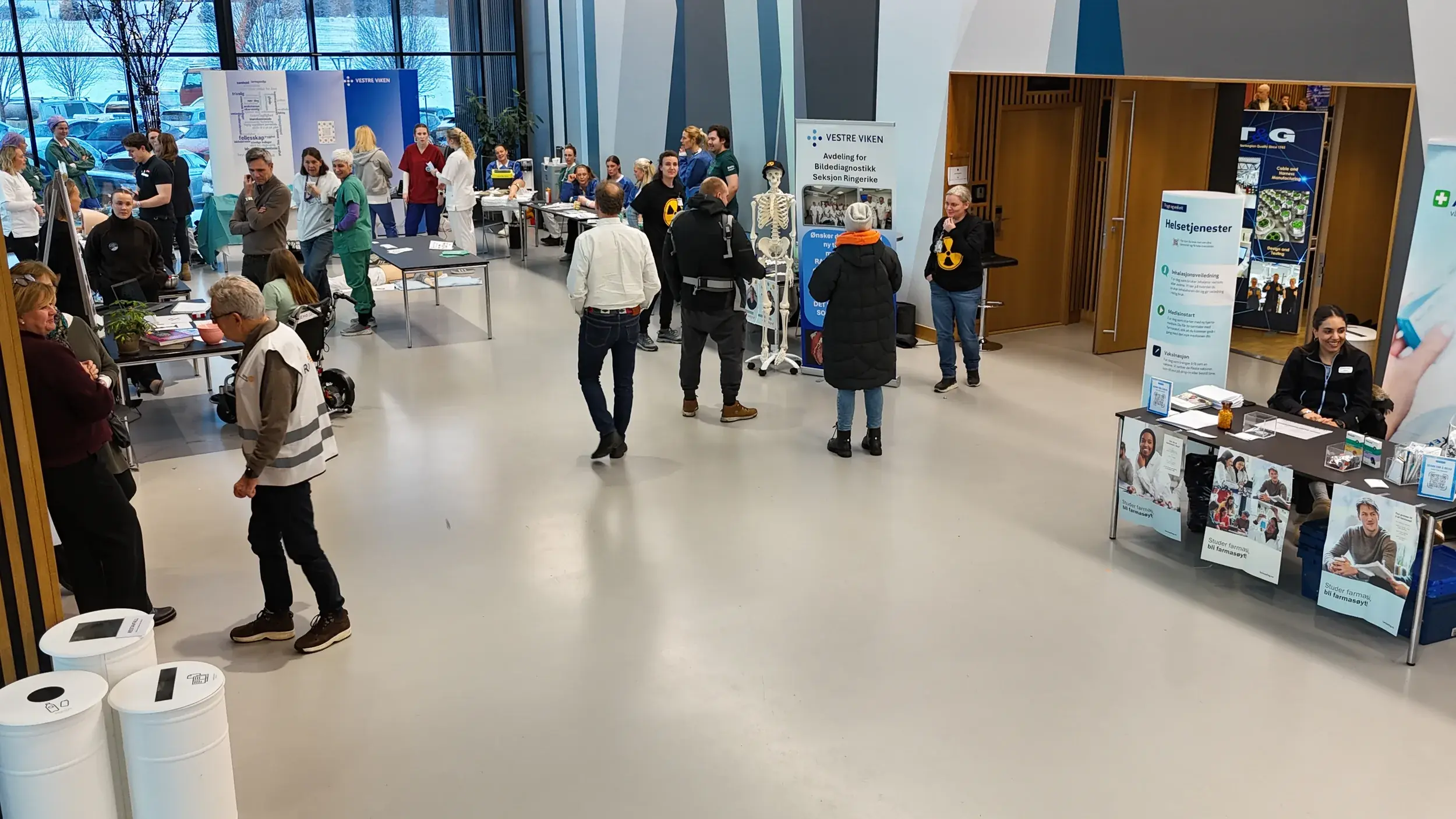 Besøkende og stands i foajeen i Sundvolden Hall